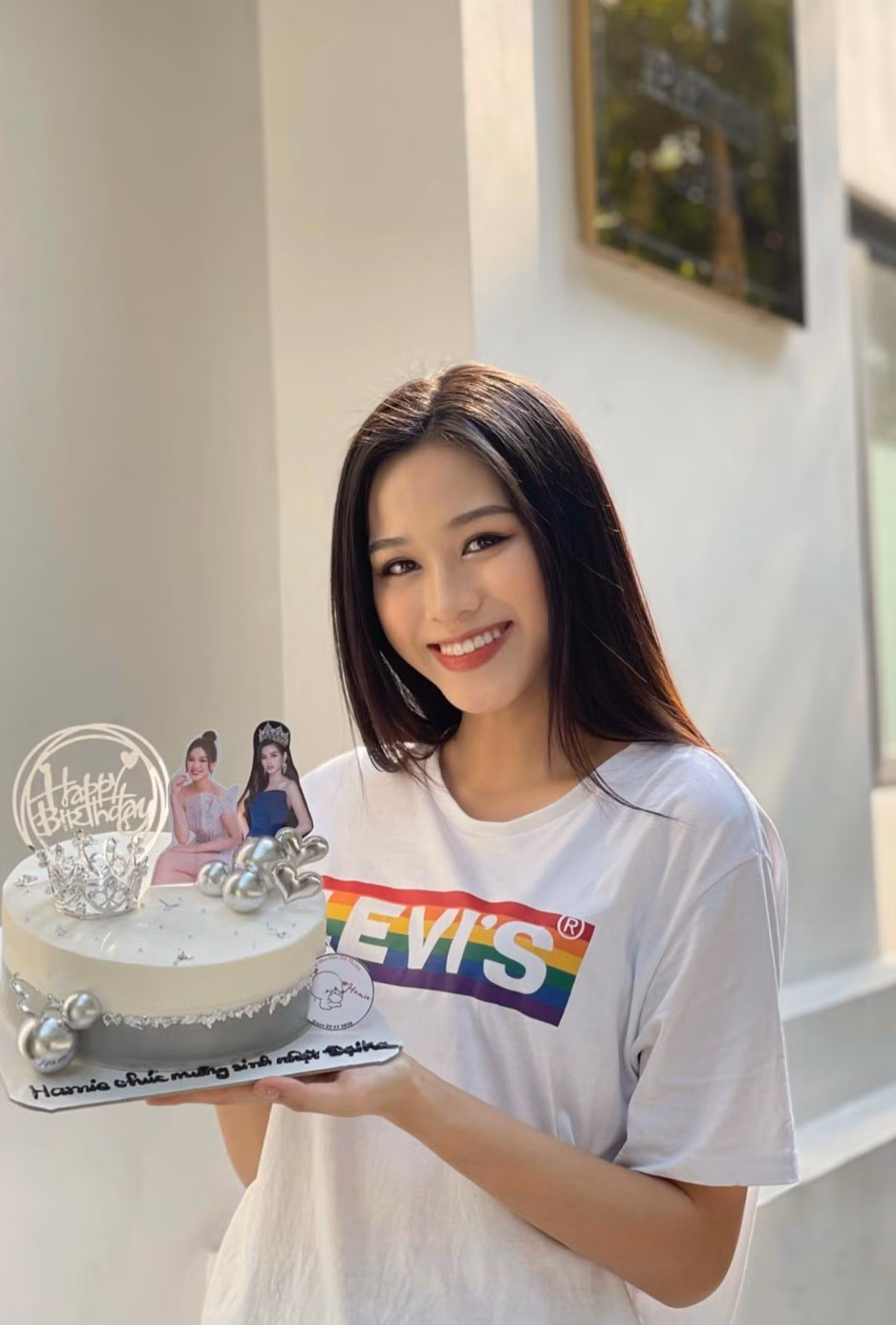 Người đẹp vui mừng khi nhận được bánh sinh nhật từ FC của mình.