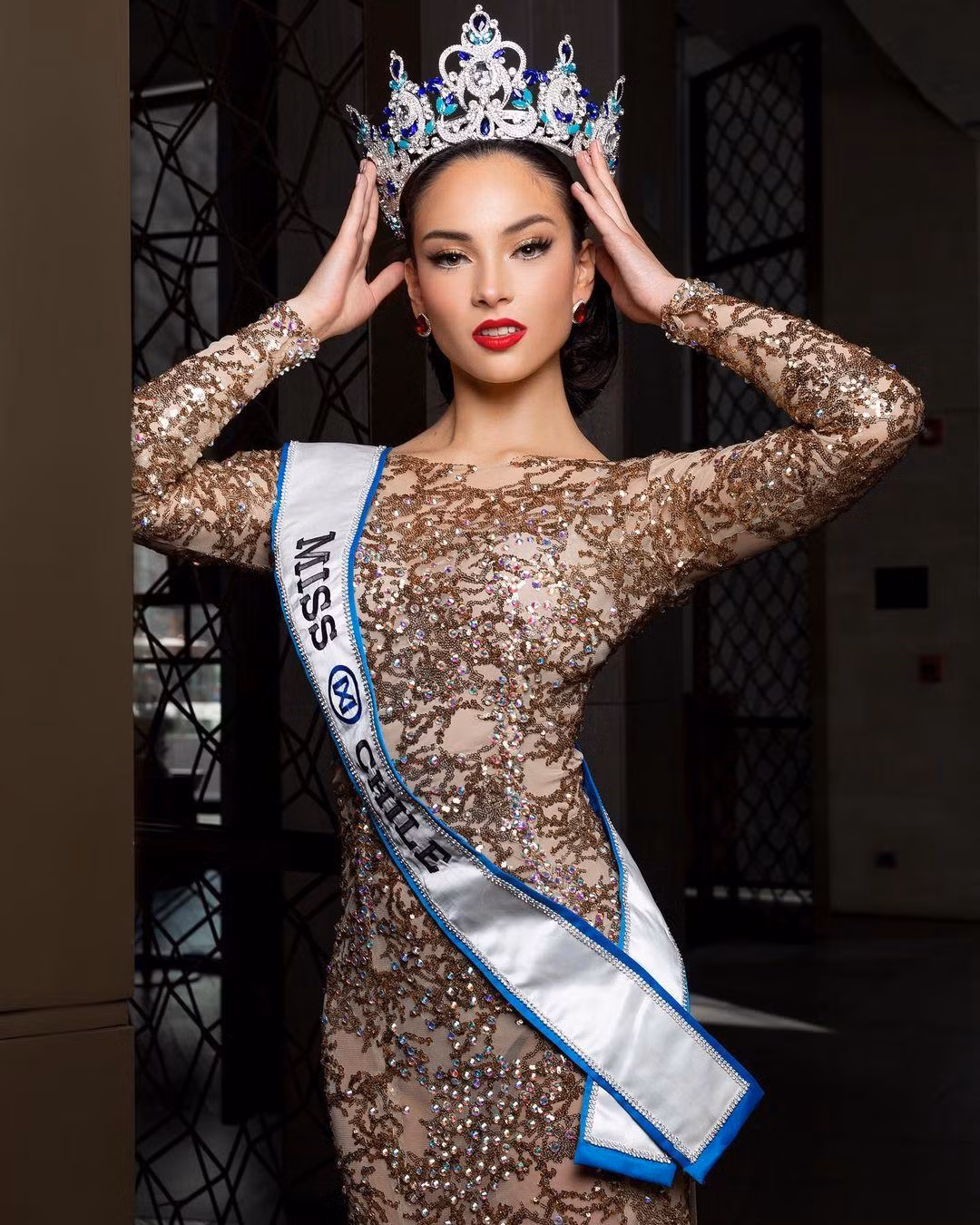 Mới đây, ban tổ chức Miss Chile đã trao vương miện Miss World Chile 2021 cho người đẹp Carol Drpic trong một buổi lễ ấm cúng và kín đáo. Mới đây, ban tổ chức Miss Chile đã trao vương miện Miss World Chile 2021 cho người đẹp Carol Drpic trong một buổi lễ ấm cúng và kín đáo.