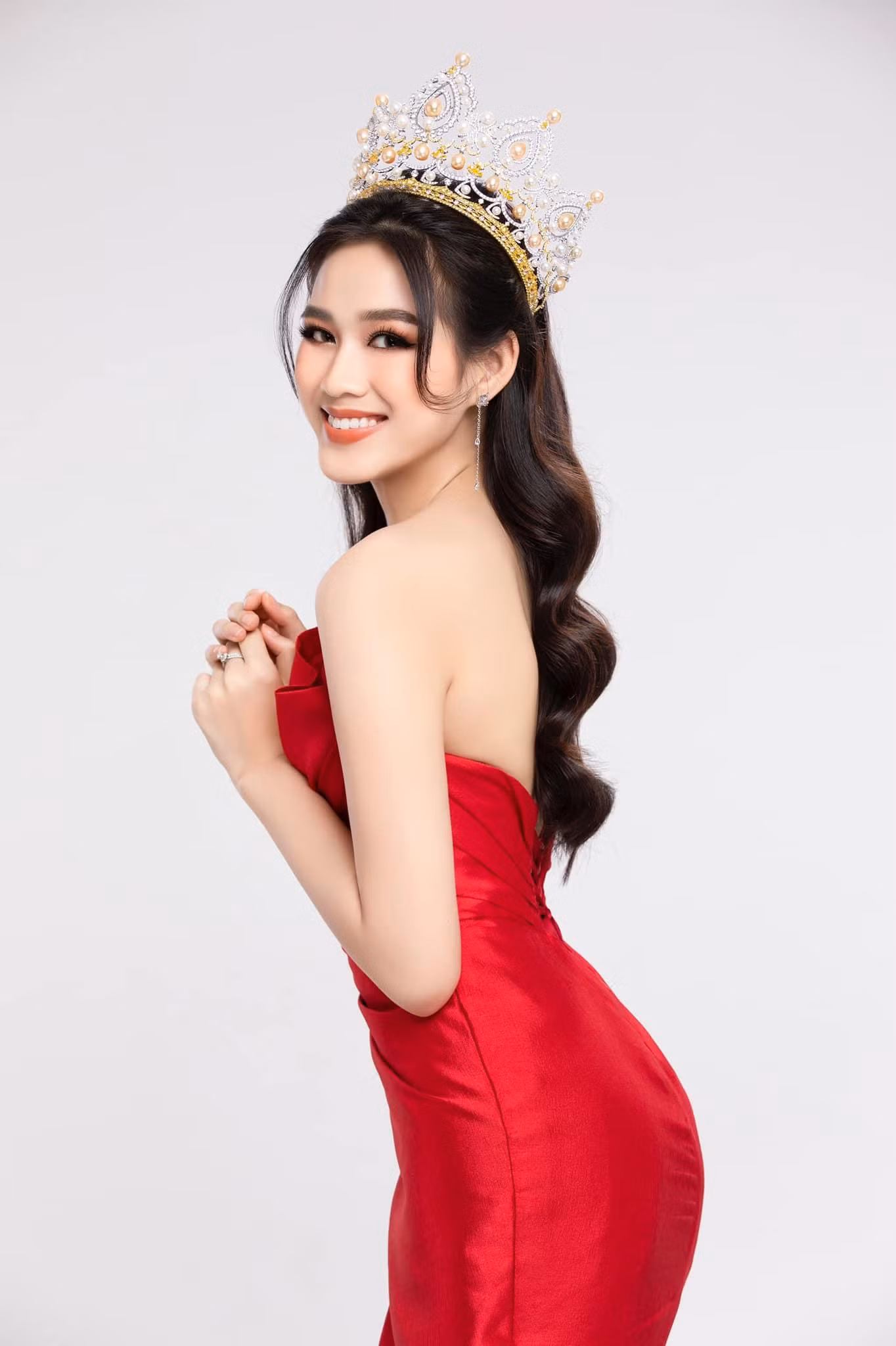 Hoa hậu Đỗ Thị Hà đăng ảnh diện váy dạ hội đỏ lộng lẫy trong ngày sinh nhật.