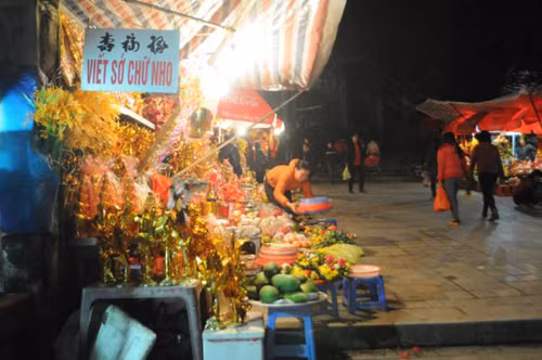 Nhiều hàng quán bán đồ hàng mã, viết sớ hoạt động sớm