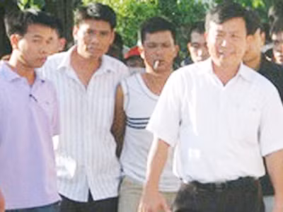 Bê (hút thuốc) bị lực lượng chức năng bắt giữ vì nổ súng giết "đối thủ" trên chiếu bạc.