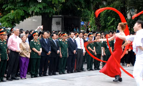 Thủ tướng Singapore Lý Hiển Long (áo hồng) và phu nhân đã chứng kiến buổi biểu diễn của hai đoàn nghệ thuật của Singapore và Việt Nam. Thủ tướng Singapore Lý Hiển Long (áo hồng) và phu nhân đã chứng kiến buổi biểu diễn của hai đoàn nghệ thuật của Singapore và Việt Nam
