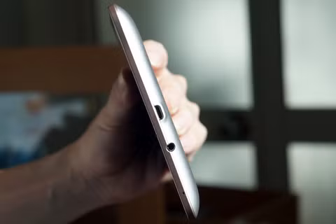 Rìa dưới là jack âm thanh và cổng Micro USB dùng để sạc và kết nối máy tính