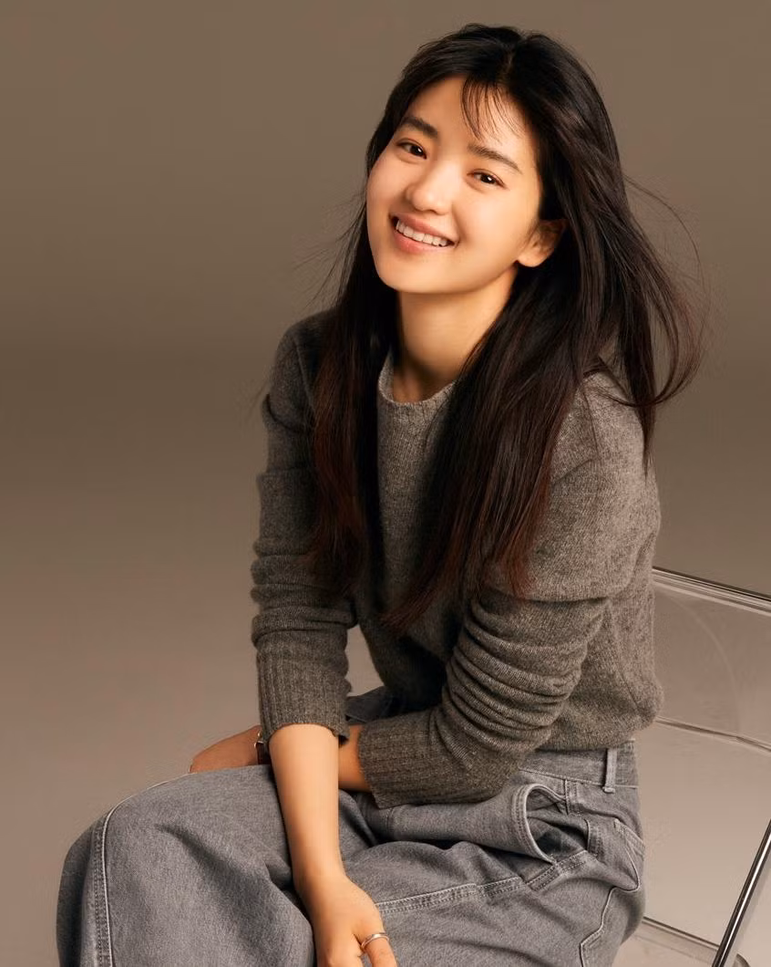 Kim Tae Ri sinh năm 1990, kém Song Joong Ki 5 tuổi. Cô xuất thân trong gia đình nghèo khó. Nữ diễn viên chia sẻ cô từng làm việc tại các cửa hàng tiện lợi, chuỗi thức ăn nhanh, là người mẫu trong các quảng cáo truyền hình và video ca nhạc, trước khi đóng phim và trở nên nổi tiếng. Kim Tae Ri sinh năm 1990, kém Song Joong Ki 5 tuổi. Cô xuất thân trong gia đình nghèo khó. Nữ diễn viên chia sẻ cô từng làm việc tại các cửa hàng tiện lợi, chuỗi thức ăn nhanh, là người mẫu trong các quảng cáo truyền hình và video ca nhạc, trước khi đóng phim và trở nên nổi tiếng.