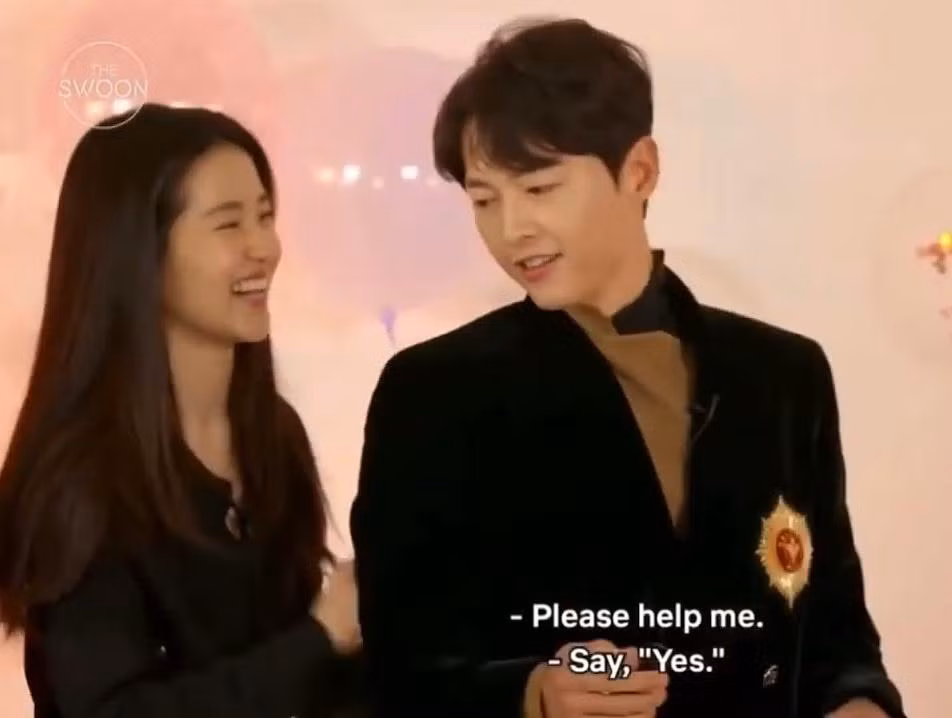 Truyền thông Hàn Quốc cho rằng mối quan hệ của Song Joong Ki và Kim Tae Ri bắt đầu sau khi hợp tác trong phim điện ảnh Space Sweepers. Trong các hoạt động họp báo, giới thiệu phim, Song Joong Ki dành sự quan tâm đặc biệt tới đàn em, anh thích thú trước mọi biểu cảm của Kim Tae Ri. Truyền thông Hàn Quốc cho rằng mối quan hệ của Song Joong Ki và Kim Tae Ri bắt đầu sau khi hợp tác trong phim điện ảnh Space Sweepers. Trong các hoạt động họp báo, giới thiệu phim, Song Joong Ki dành sự quan tâm đặc biệt tới đàn em, anh thích thú trước mọi biểu cảm của Kim Tae Ri.