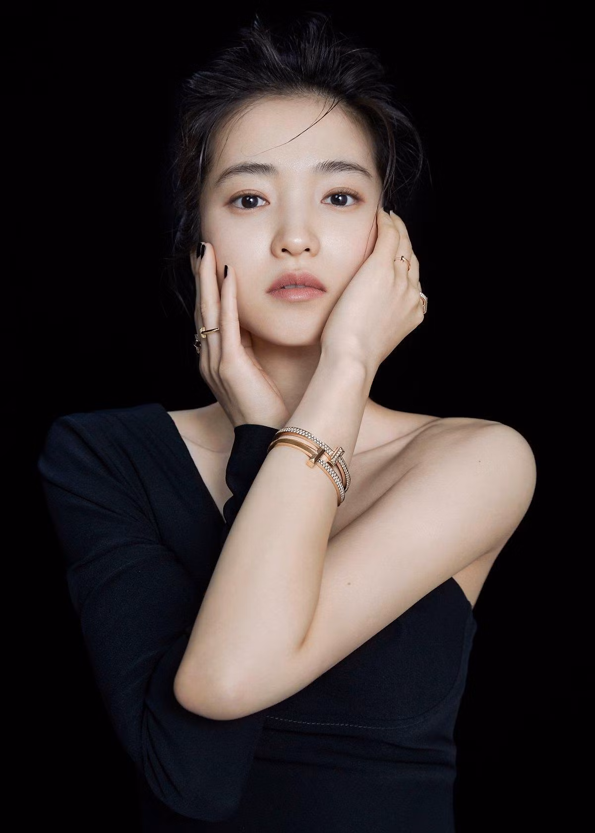 Bạn gái tin đồn của Song Joong Ki được ví là "đóa hoa nở muộn" khi bắt đầu đóng phim ở tuổi 25. Tuy gia tài chỉ có 8 bộ phim đóng vai chính, tác phẩm nào có sự tham gia của Kim Tae Ri cũng được đánh giá cao về chất lượng và giúp cô thu về vô số giải thưởng. Nhờ đó, Kim Tae Ri được gọi là "nữ diễn viên bất bại", nhanh chóng trở thành cái tên được nhiều nhà sản xuất săn đón. Bạn gái tin đồn của Song Joong Ki được ví là "đóa hoa nở muộn" khi bắt đầu đóng phim ở tuổi 25. Tuy gia tài chỉ có 8 bộ phim đóng vai chính, tác phẩm nào có sự tham gia của Kim Tae Ri cũng được đánh giá cao về chất lượng và giúp cô thu về vô số giải thưởng. Nhờ đó, Kim Tae Ri được gọi là "nữ diễn viên bất bại", nhanh chóng trở thành cái tên được nhiều nhà sản xuất săn đón.