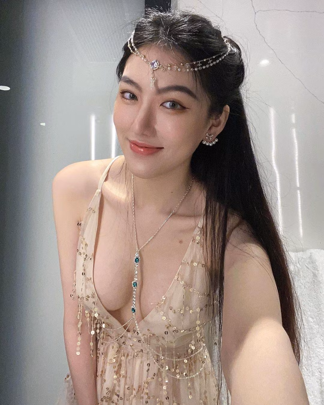 Tăng Chí Vỹ cưỡng hôn nữ người mẫu kém ông 43 tuổi. Ảnh: HK01