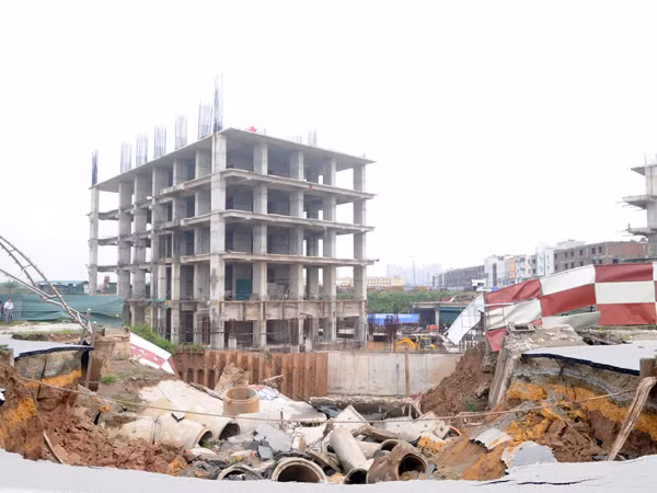 Nguyên nhân sạt lở được xác định do thi công hố móng tòa nhà 104, 105 thuộc tổ hợp chung cư U Silk City. Ảnh: Tuấn Nguyễn