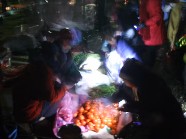 Mua bán ở chợ đêm Cao Thượng