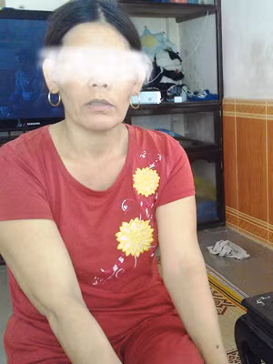 Mẹ của một nạn nhân đang lưu lạc ở Nga. Ảnh: Ngọc Văn