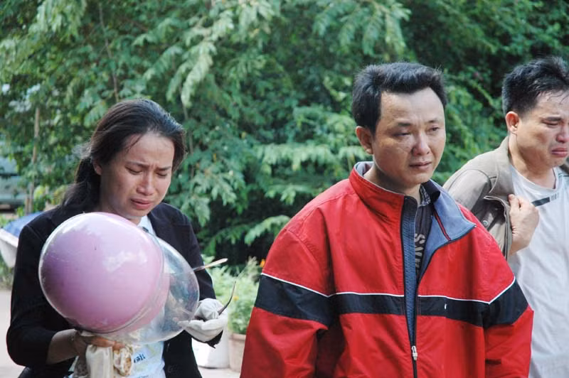 Lo lắng cho người thân mất tích. Ảnh: Quang Phương