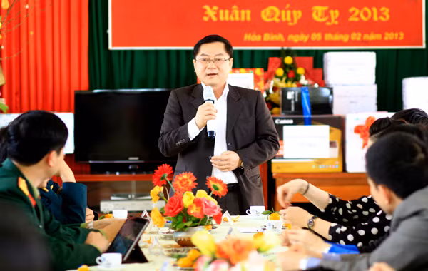 Tổng biên tập báo Tiền Phong Lê Xuân Sơn đọc thơ và hát tặng các chiến sỹ