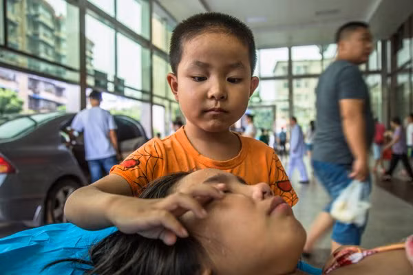Rơi nước mắt bé trai 7 tuổi một mình đưa chị gái vào viện ảnh 1