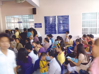 Bệnh nhân chờ khám tại Bệnh viện Đa khoa Lê Lợi (ảnh chụp ngày 18-10)