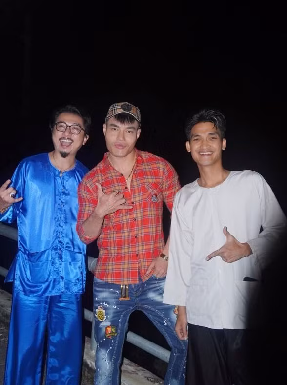 Lê Dương Bảo Lâm tiếp tục tạo điểm nhấn với bộ trang phục rất "trẻ trâu".