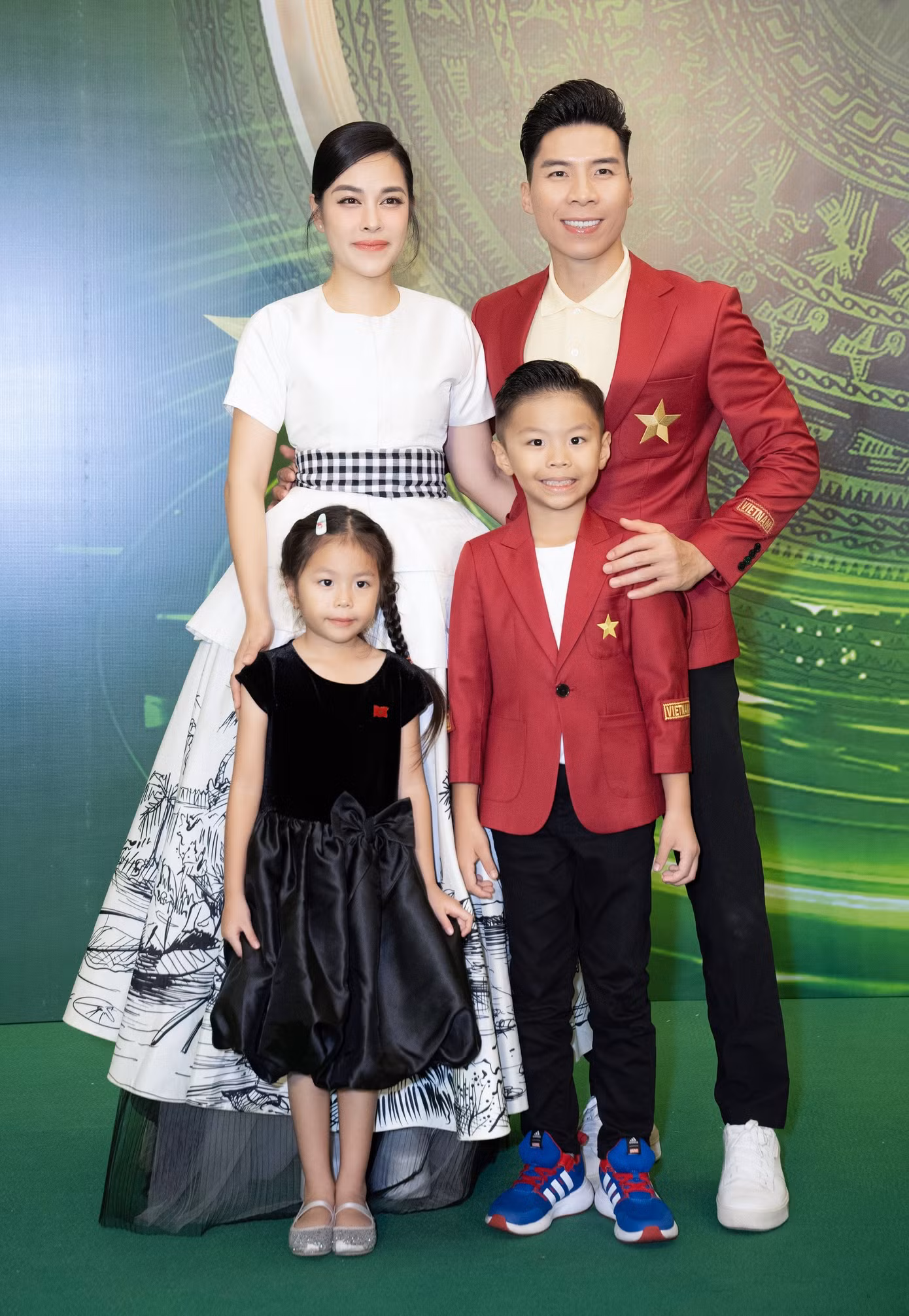 Cả hai vợ chồng tích cực tham gia các hoạt động thiện nguyện. Cả hai vợ chồng tích cực tham gia các hoạt động thiện nguyện.