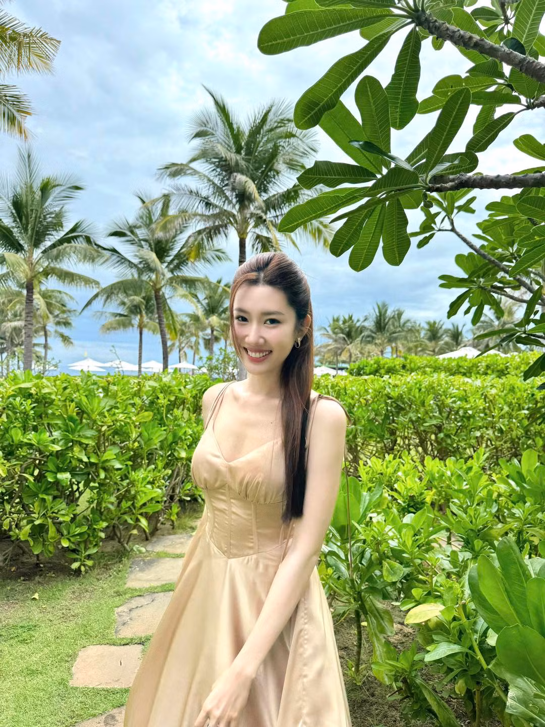 Thúy Ngân khoe nhan sắc rạng rỡ, tranh thủ chụp 7749 tấm ảnh "cúng Phây".