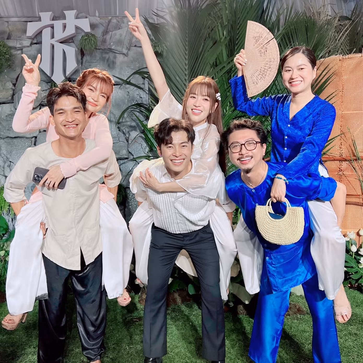 Bức ảnh "hội những người có gia đình" khiến người hâm mộ thích thú.