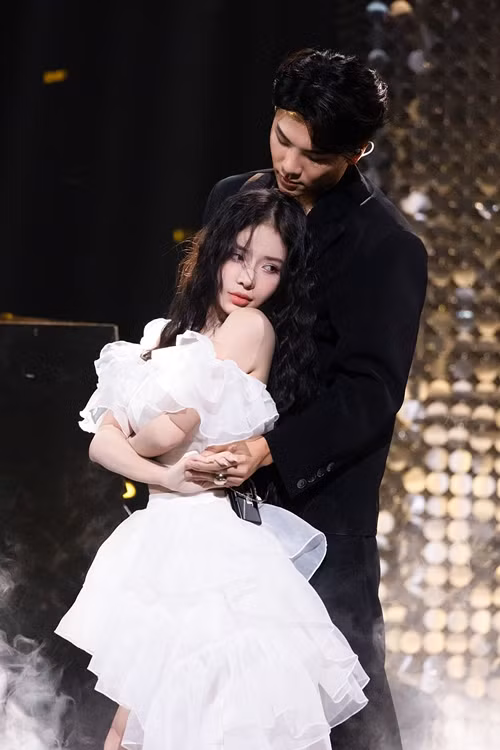Tin đồn tình cảm giữa LyLy và Sunny Lukas nảy sinh từ chương trình The Next Stage. Tin đồn tình cảm giữa LyLy và Sunny Lukas nảy sinh từ chương trình The Next Stage.