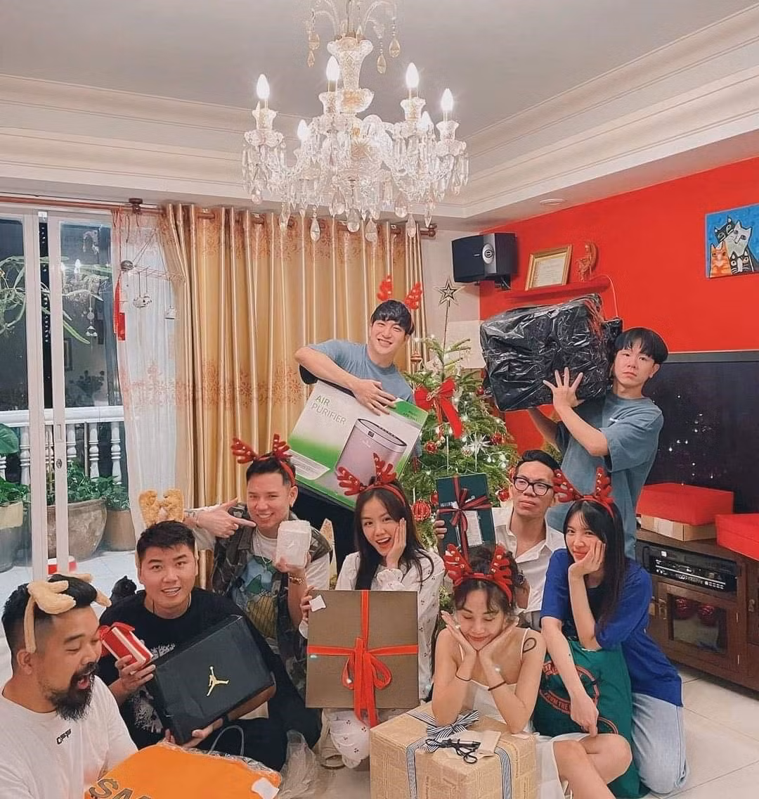 Cả hai là bạn thân trong cùng hội bạn chung. Cả hai là bạn thân trong cùng hội bạn chung.