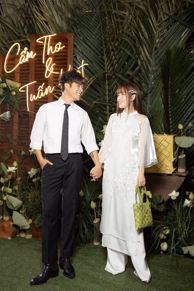Cặp đôi lựa chọn phong cách tối giản trong tiệc đêm.