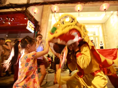 Trên phố Hàng Gai, một bé gái thích thú với màn múa Lân