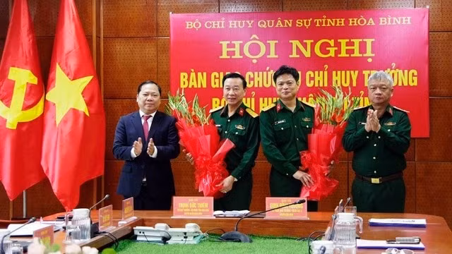 Trung tướng Nguyễn Quang Ngọc, Ủy viên BCH T.Ư Đảng, Tư lệnh Quân khu 3, và đồng chí Nguyễn Phi Long, Ủy viên dự khuyết BCH T.Ư Đảng, Bí thư Tỉnh ủy, Bí thư Đảng ủy Quân sự tỉnh Hòa Bình, tặng hoa chúc mừng các đồng chí Đinh Đình Trường và Trịnh Đức Thiêm. Ảnh: Chinhphu.vn.