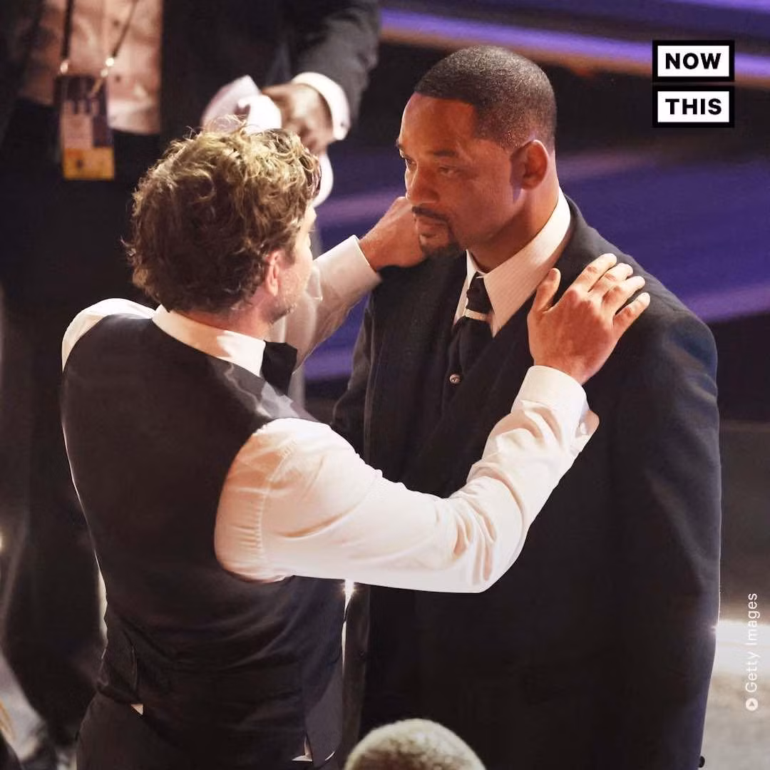 Cả Bradley Cooper cũng đến trấn an nam diễn viên. (Nguồn: NowThis)