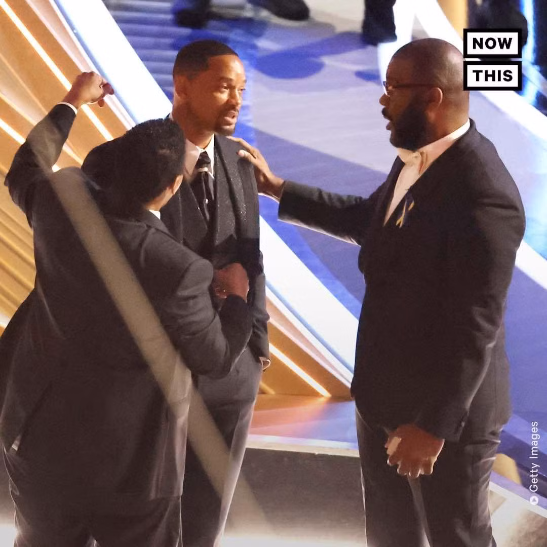 Denzel Washington và Tyler Perry trò chuyện với Will Smith vào giờ nghỉ quảng cáo sau sự cố. (Nguồn: NowThis)