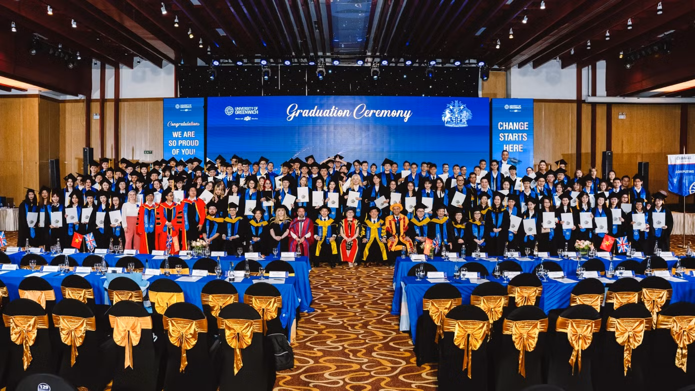 Lễ tốt nghiệp của Greenwich Việt Nam hôm 23/3 do Ban giám hiệu Đại học Greenwich, Anh Quốc trực tiếp trao bằng Lễ tốt nghiệp của Greenwich Việt Nam hôm 23/3 do Ban giám hiệu Đại học Greenwich, Anh Quốc trực tiếp trao bằng
