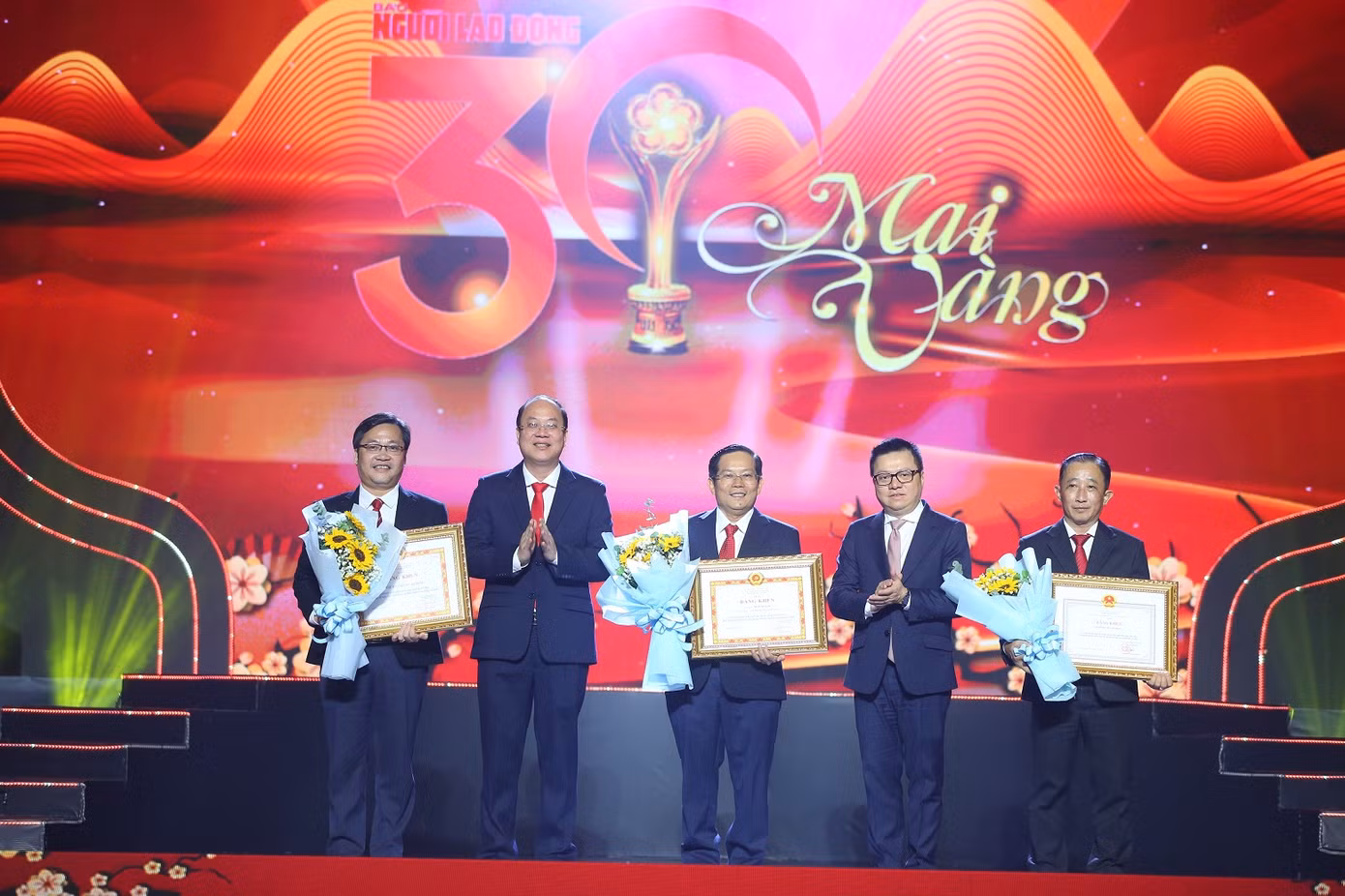Ban Biên Tập báo Người Lao Động nhận Bằng khen từ Thành ủy TP.HCM