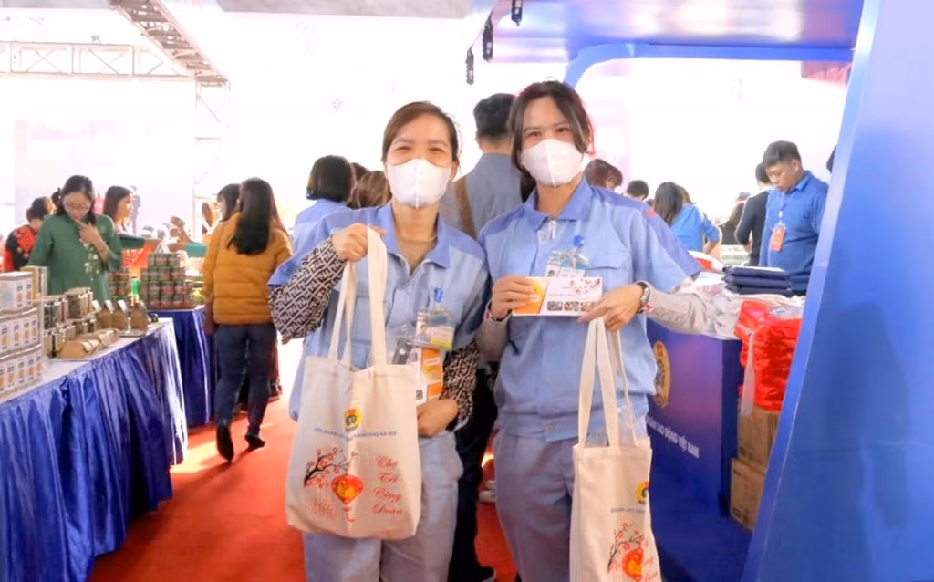 Đoàn viên và người lao động hưởng lợi từ chương trình "Chợ Tết Công Đoàn 2025" Đoàn viên và người lao động hưởng lợi từ chương trình "Chợ Tết Công Đoàn 2025"