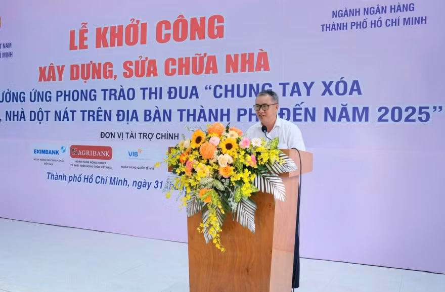 Ông Nguyễn Đức Lệnh, Phó giám đốc NHNN chi nhánh Thành phố Hồ Chí Minh phát biểu tại buổi lễ