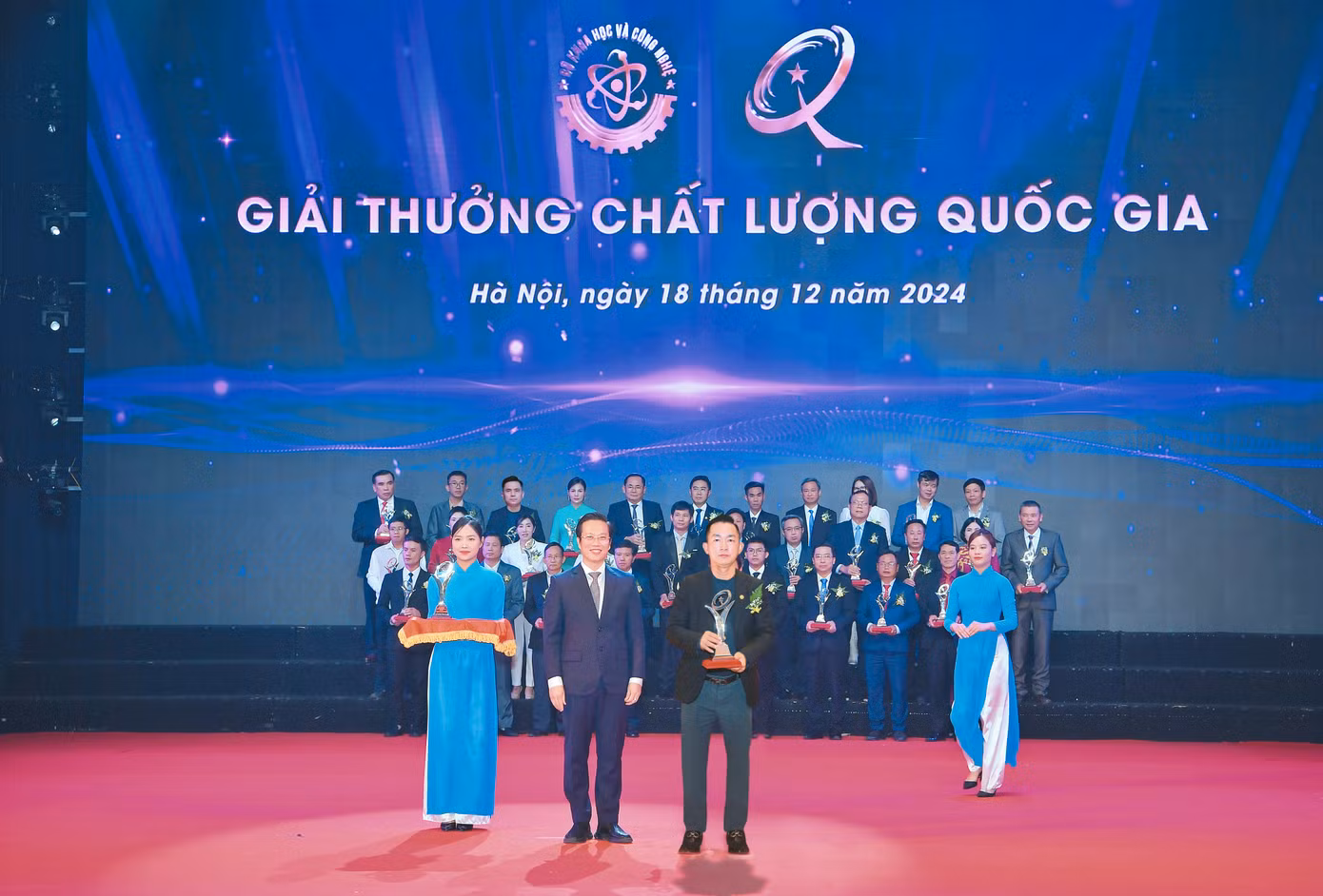 Ông Lưu Trí lễ trao Giải thưởng Chất lượng Quốc gia và Giải thưởng Chất lượng Quốc tế châu Á - Thái Bình Dương (Bên phải) Ông Lưu Trí lễ trao Giải thưởng Chất lượng Quốc gia và Giải thưởng Chất lượng Quốc tế châu Á - Thái Bình Dương (Bên phải)