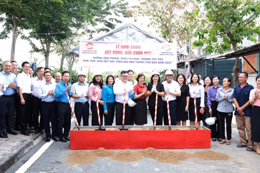 Đại biểu tham dự lễ khởi công xây dựng nhà ở cho hộ nghèo tại huyện Cần Giờ