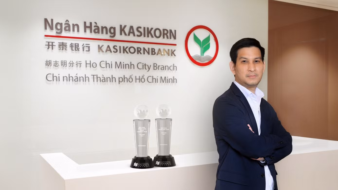 Ông Chatuporn Boozaya-Angool, Tổng giám đốc ngân hàng KBank TP.HCM cùng hai giải thưởng "Thẻ tín dụng mới tốt nhất" và "Ngân hàng SME online mới tốt nhất" tại Việt Nam 2024