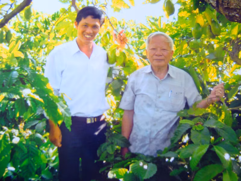 Nguyên Phó Thủ tướng Nguyễn Công Tạn (phải) vui mừng trước giá trị cao của vườn bơ . Nguyên Phó Thủ tướng Nguyễn Công Tạn (phải) vui mừng trước giá trị cao của vườn bơ