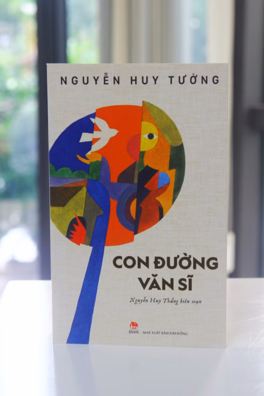 "Con đường văn sĩ" - tập hợp những ghi chép của nhà văn Nguyễn Huy Tưởng từ năm 1938 đến 1945.