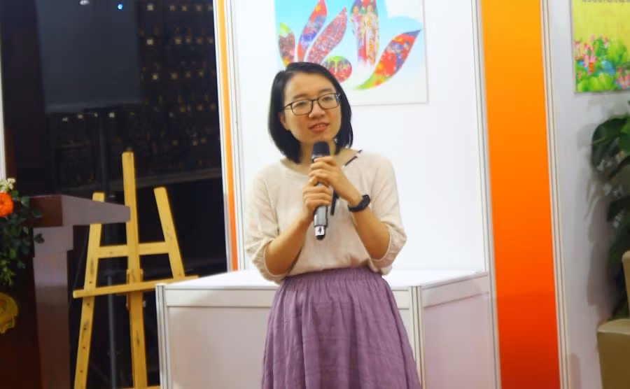 Chị Quỳnh Liên - biên soạn cuốn Những miền lưu dấu chia sẻ. Ảnh: T.Dương. Chị Quỳnh Liên - biên soạn cuốn Những miền lưu dấu chia sẻ. Ảnh: T.Dương.