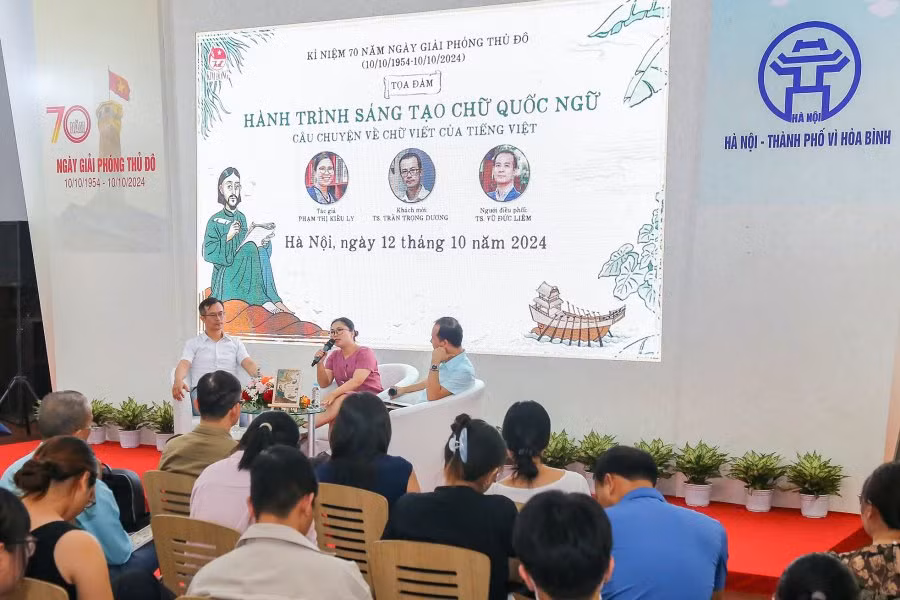 Tác giả Phạm Thị Kiều Ly chia sẻ về cuốn sách "Hành trình sáng tạo chữ Quốc ngữ". Ảnh: Kim Đồng. Tác giả Phạm Thị Kiều Ly chia sẻ về cuốn sách "Hành trình sáng tạo chữ Quốc ngữ". Ảnh: Kim Đồng.