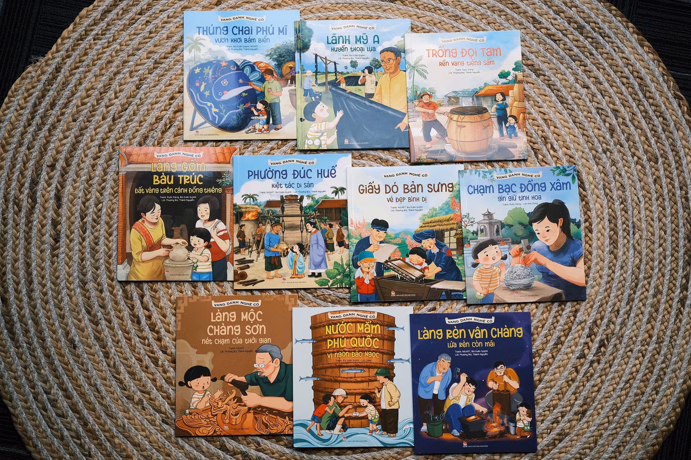 Bộ sách "Vang Danh Nghề Cổ" hiện đã có 10 tập tranh truyện.