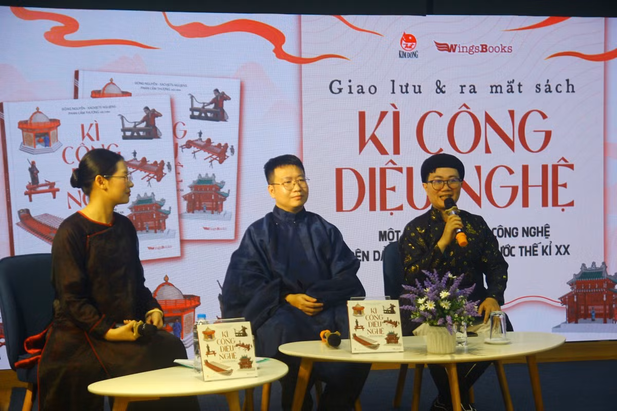MC Giao Cùn cùng hoạ sĩ Kaovjets Ngujens và tác giả Đông Nguyễn trong buổi giới thiệu sách.