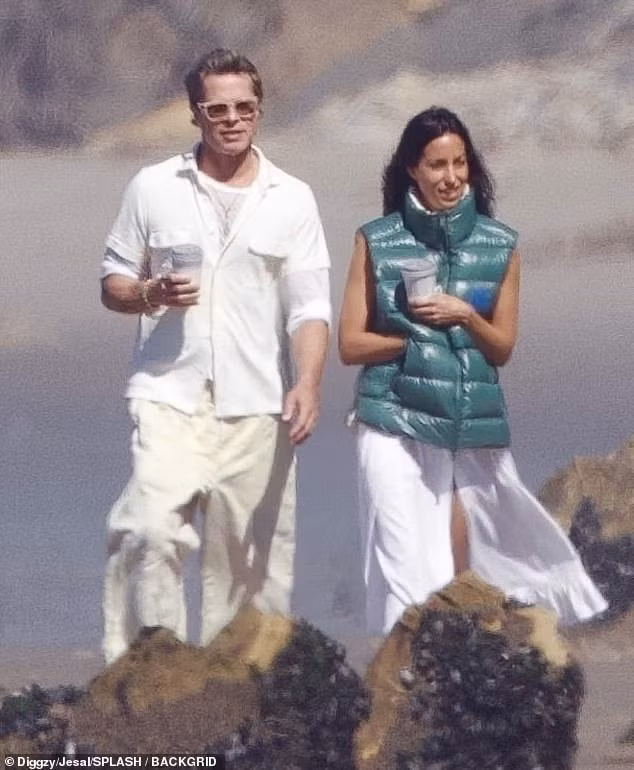 Ines de Ramon là niềm an ủi của Brad Pitt trong giai đoạn suy sụp do bị con cái chối bỏ. Ảnh: BackGrid. Ines de Ramon là niềm an ủi của Brad Pitt trong giai đoạn suy sụp do bị con cái chối bỏ. Ảnh: BackGrid.