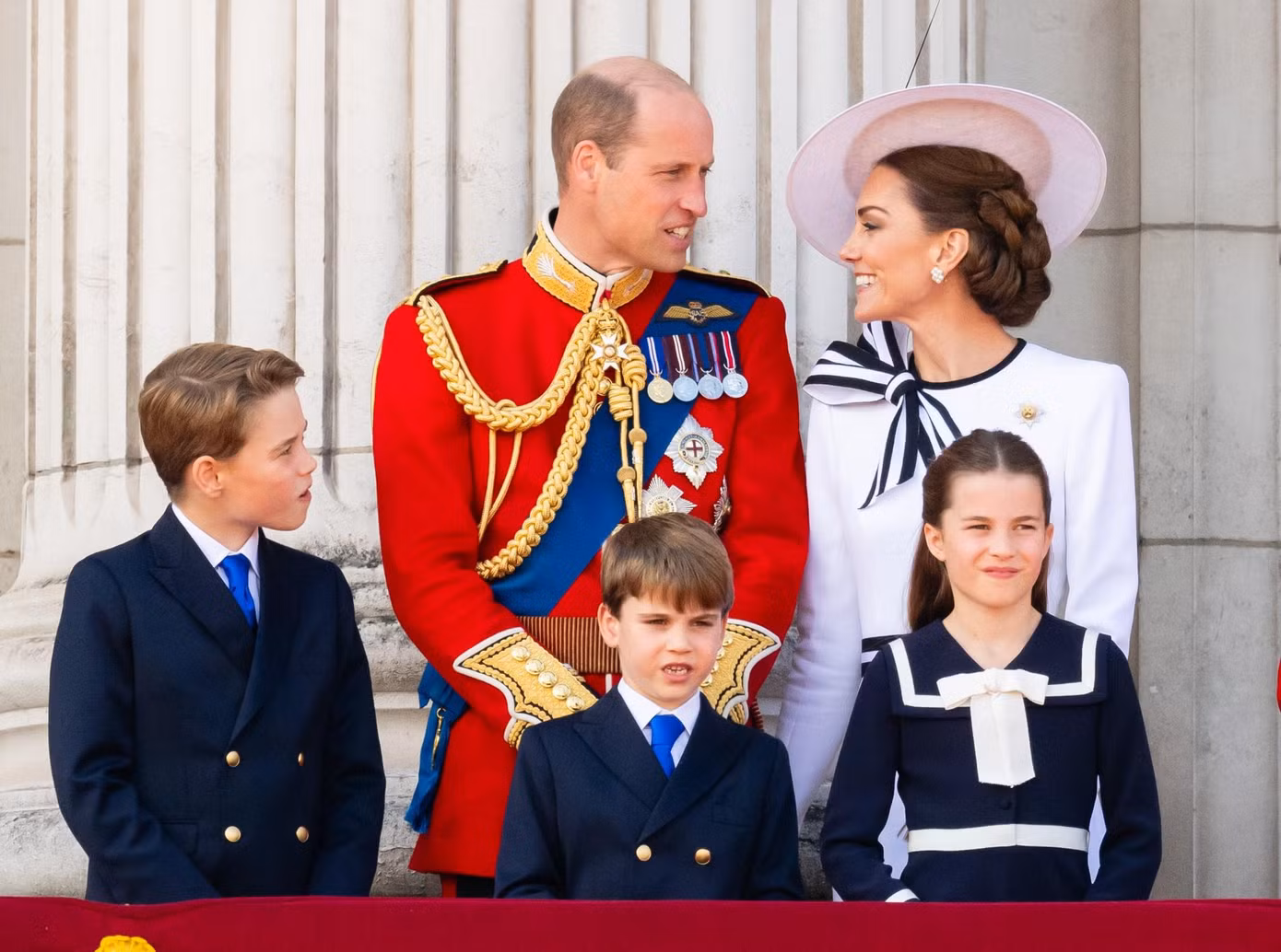 Khoảnh khắc vợ chồng xứ Wales trao nhau ánh mắt trên ban công Cung điện Buckingham gây bão mạng xã hội. Ảnh: WireImage. Khoảnh khắc vợ chồng xứ Wales trao nhau ánh mắt trên ban công Cung điện Buckingham gây bão mạng xã hội. Ảnh: WireImage.