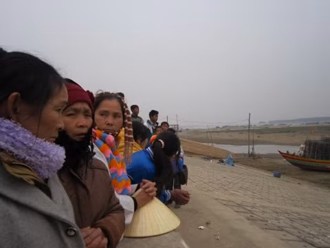 Người dân ở xã Hải Ninh ngóng đợi trên để biển, hy vọng điều kỳ diệu có thể xảy ra đối với nạn nhân đang bị mất tích