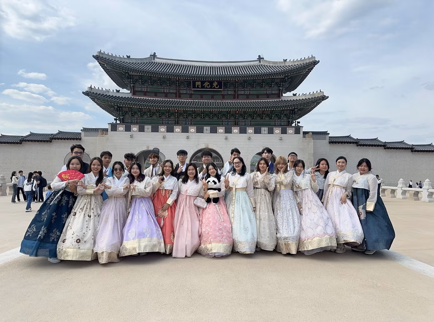 Sinh viên trường Đại học FPT cơ sở TP.HCM mặc Hanbok chụp ảnh lưu niệm tại Quảng trường Gwanghwamun