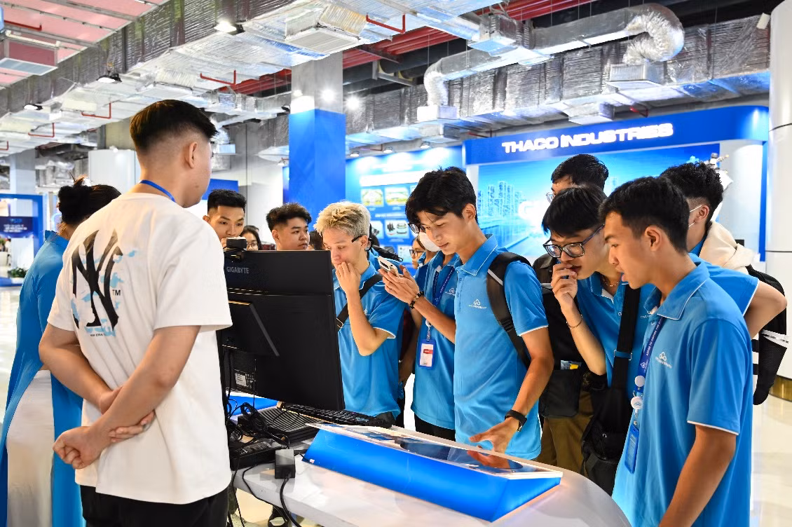 Sinh viên ngành Công nghệ Thông tin tham gia trải nghiệm tại Trung Tâm Đổi Mới Sáng Tạo Quốc Gia (NIC Hòa Lạc)