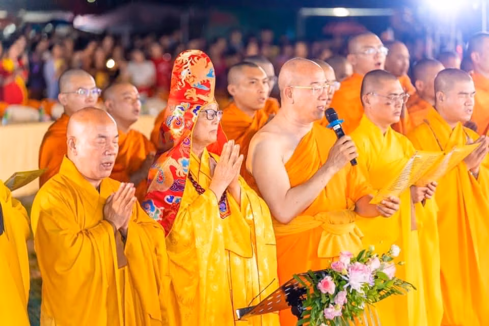 Các chư tăng và đại biểu, nhân dân, phật tử tụng Kinh khánh đản tại buổi lễ