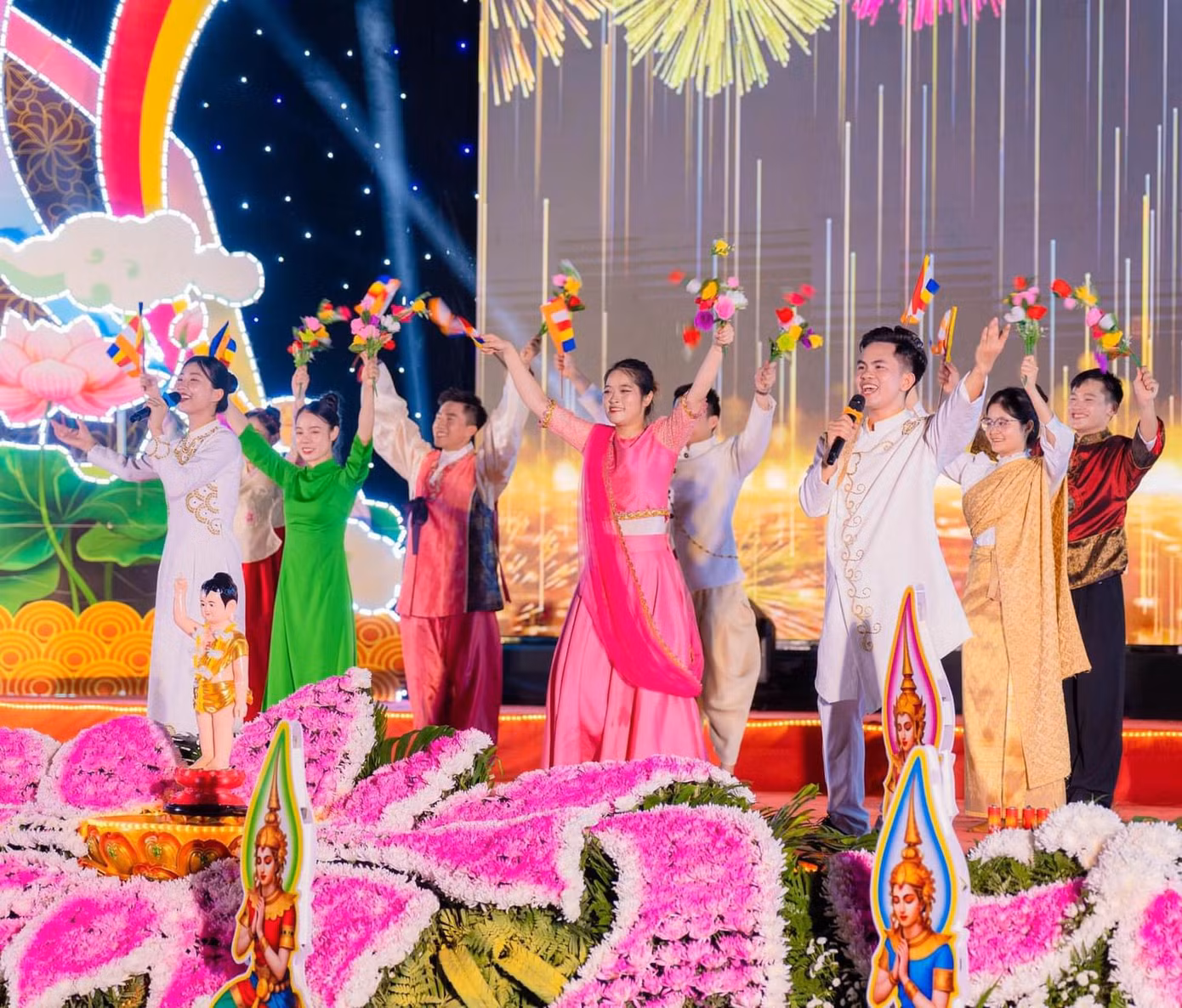 Tiết mục văn nghệ của các phật tử trẻ nhận được sự cổ vũ nồng nhiệt của các vị đại biểu, khách quý và bà con nhân dân.