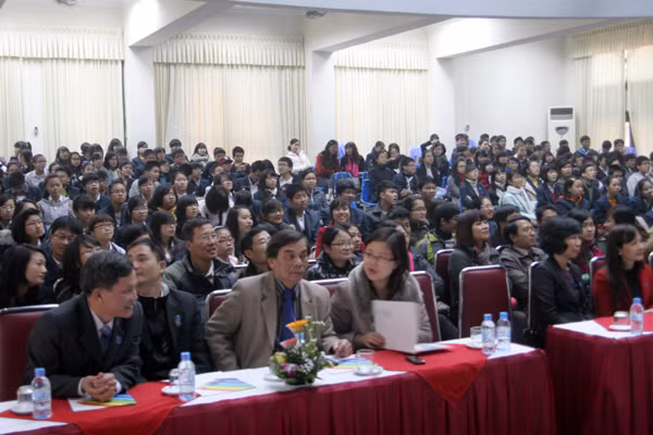 Đông đảo học sinh đã tới dự lễ phát động và cổ vũ cho các bạn thi